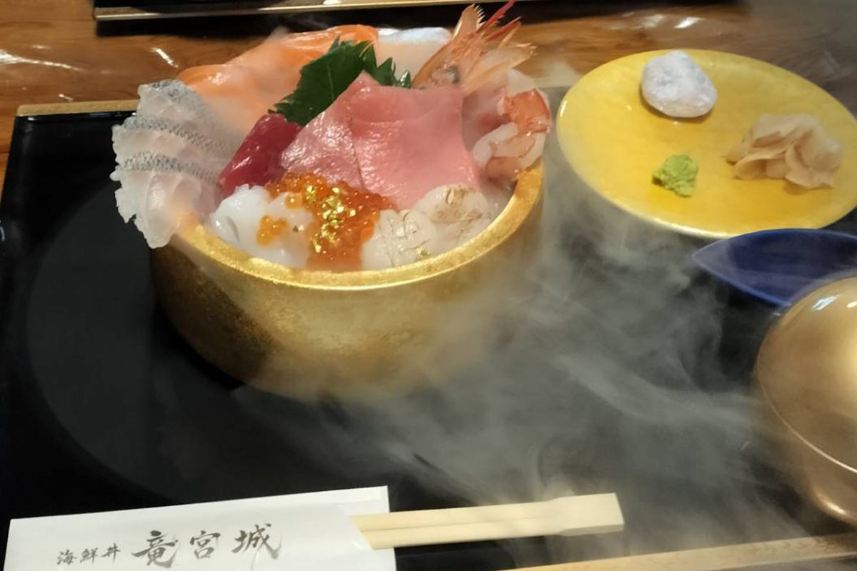玉手箱演出の海鮮丼と立ちのぼる煙