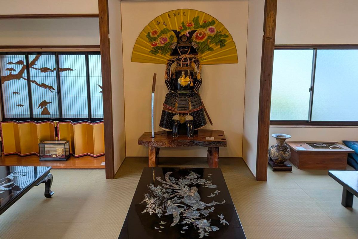 兜と和の装飾に囲まれた古民家空間